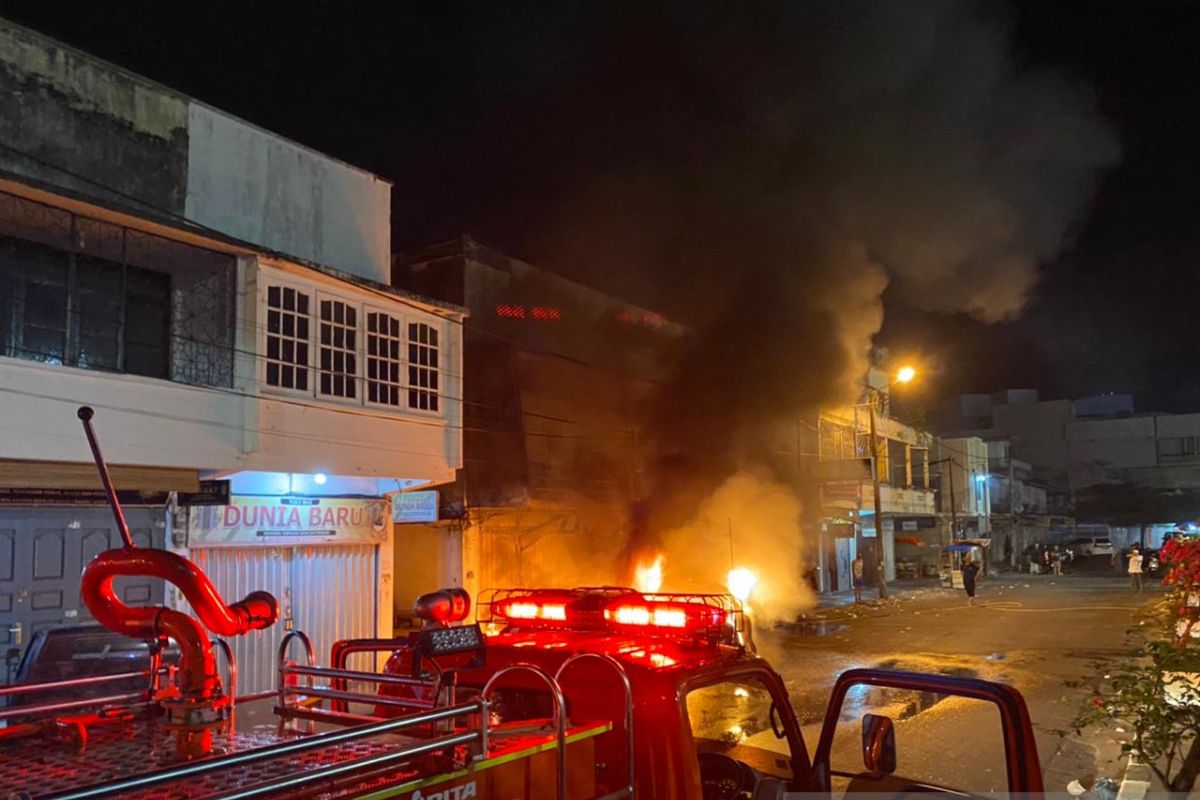 Dua mobil milik jamaah masjid Raya Baiturrahman Banda Aceh terbakar