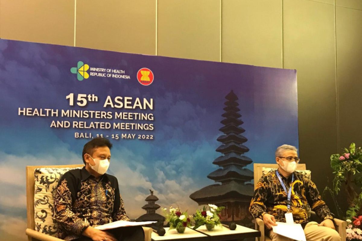 Minister Sadikin hands over ASEAN Health Ministers leadership to Laos