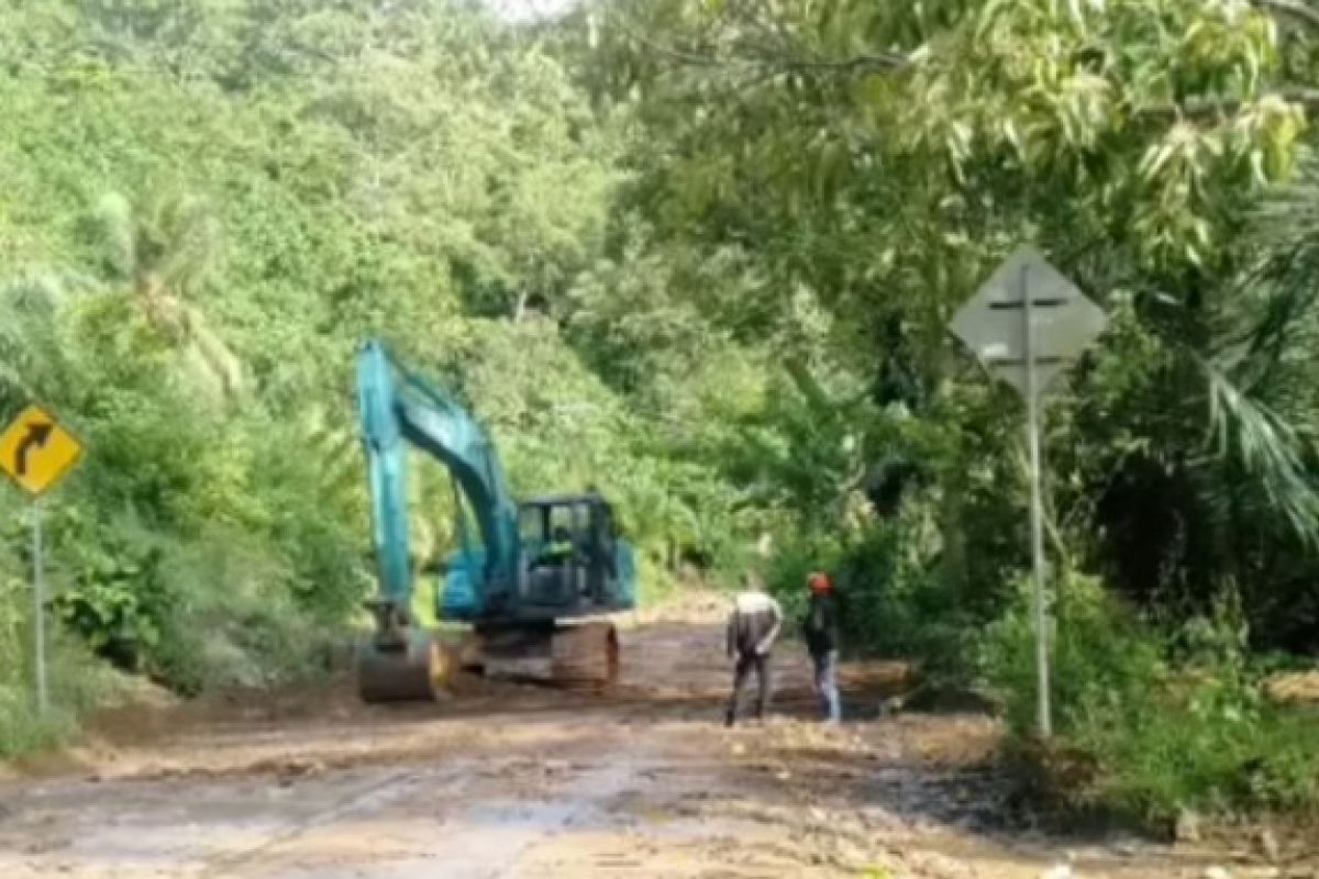 Material longsor di jalan poros Mamasa Mamuju telah dibersihkan