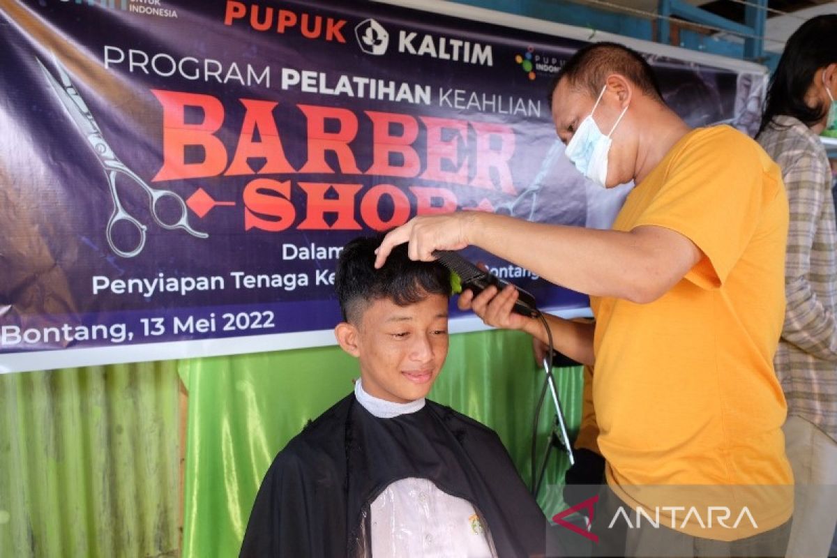 Peserta pelatihan barbershop binaan PKT cukur gratis puluhan anak panti asuhan