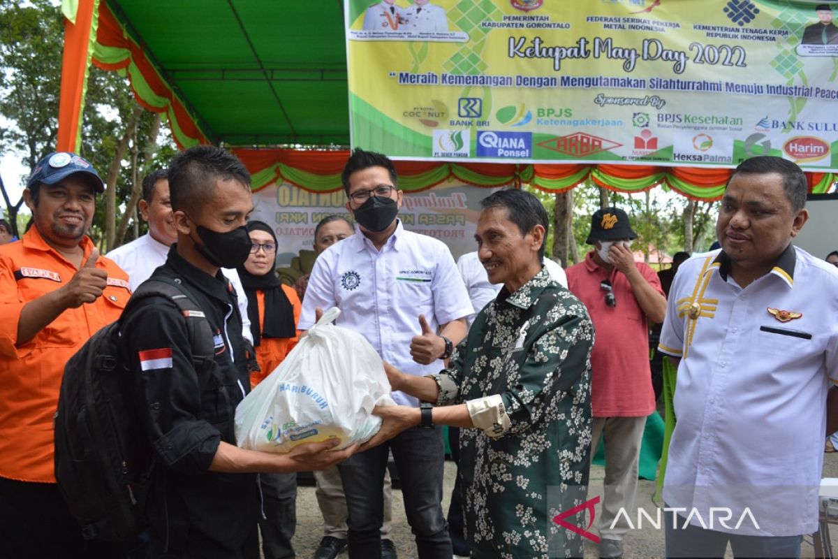 BPJamsostek Gorontalo bagikan masker dan paket sembako untuk buruh