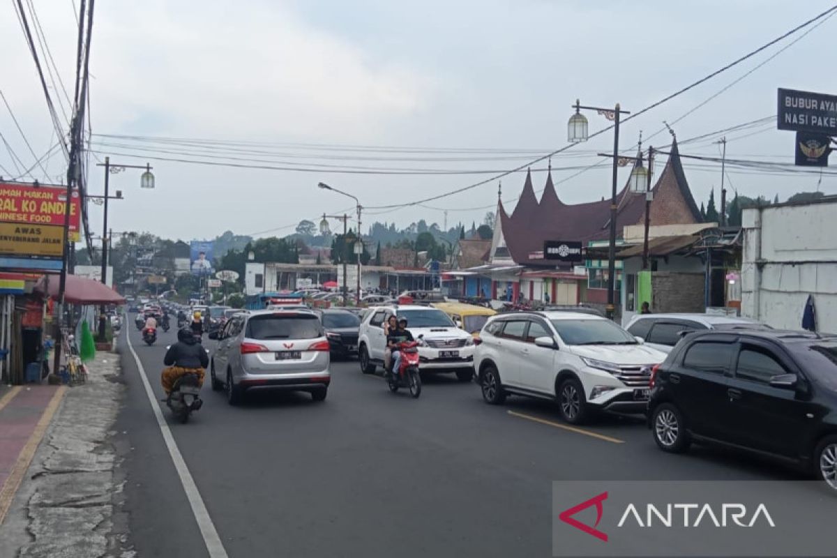 Jalur Puncak Cianjur menuju Bogor macet, antrean kendaraan capai sekitar 15 km