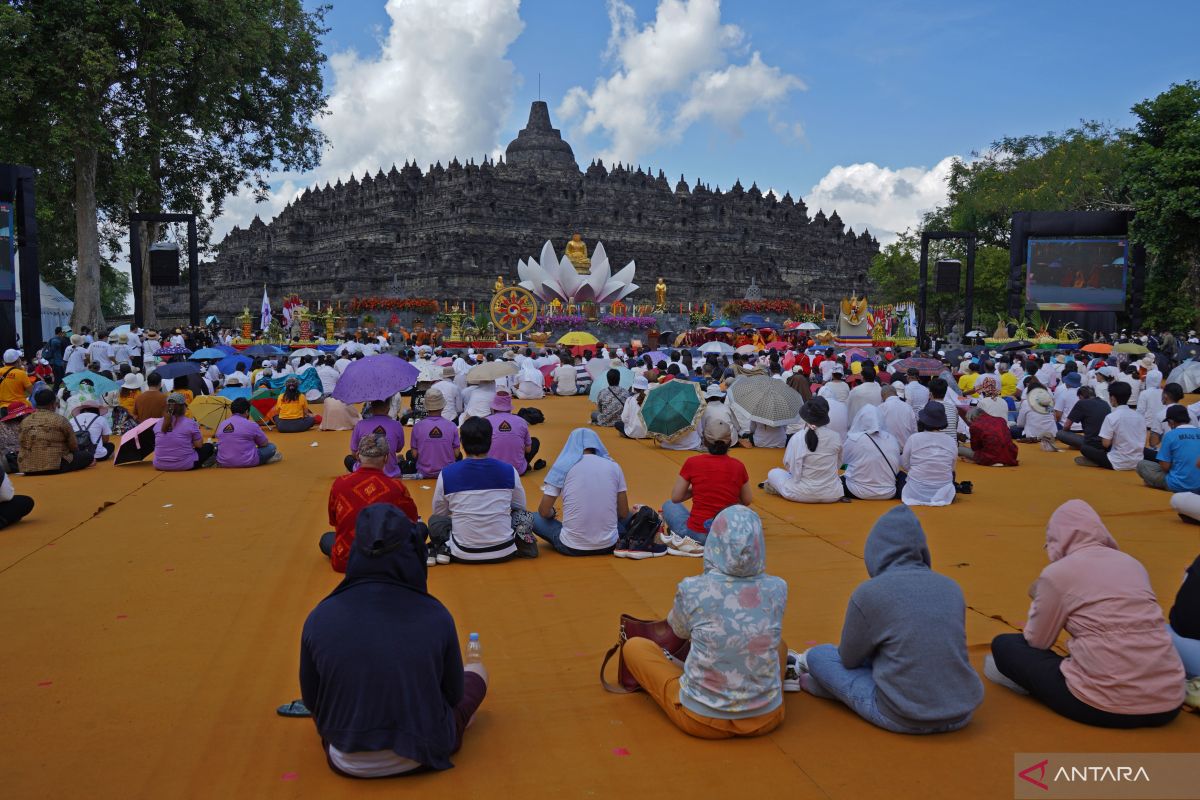 Umat Buddha lakukan detik-detik Waisak di pelataran Candi Borobudur