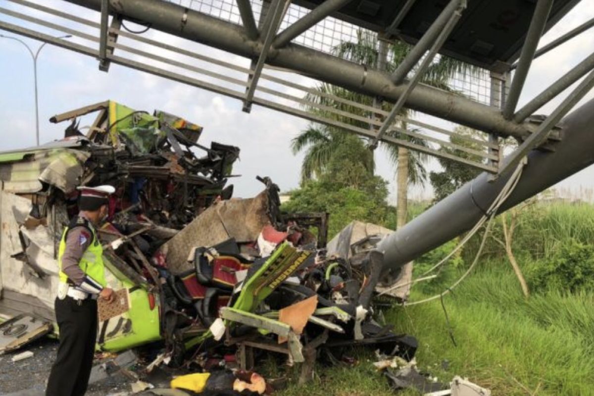 Korban meninggal kecelakaan bus di Tol Sumo jadi 14 orang