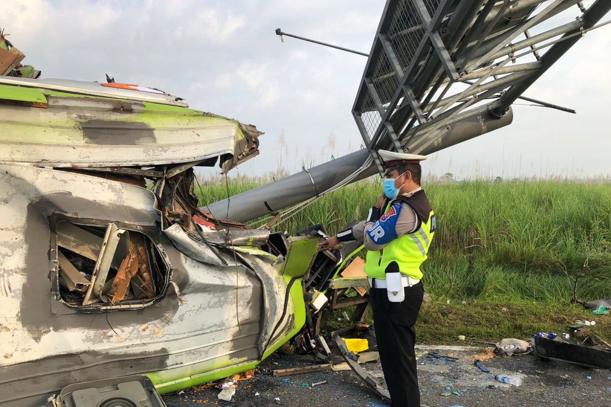 13 orang meninggal dan 12 orang luka, akibat kecelakaan bus di tol Surabaya-Mojokerto