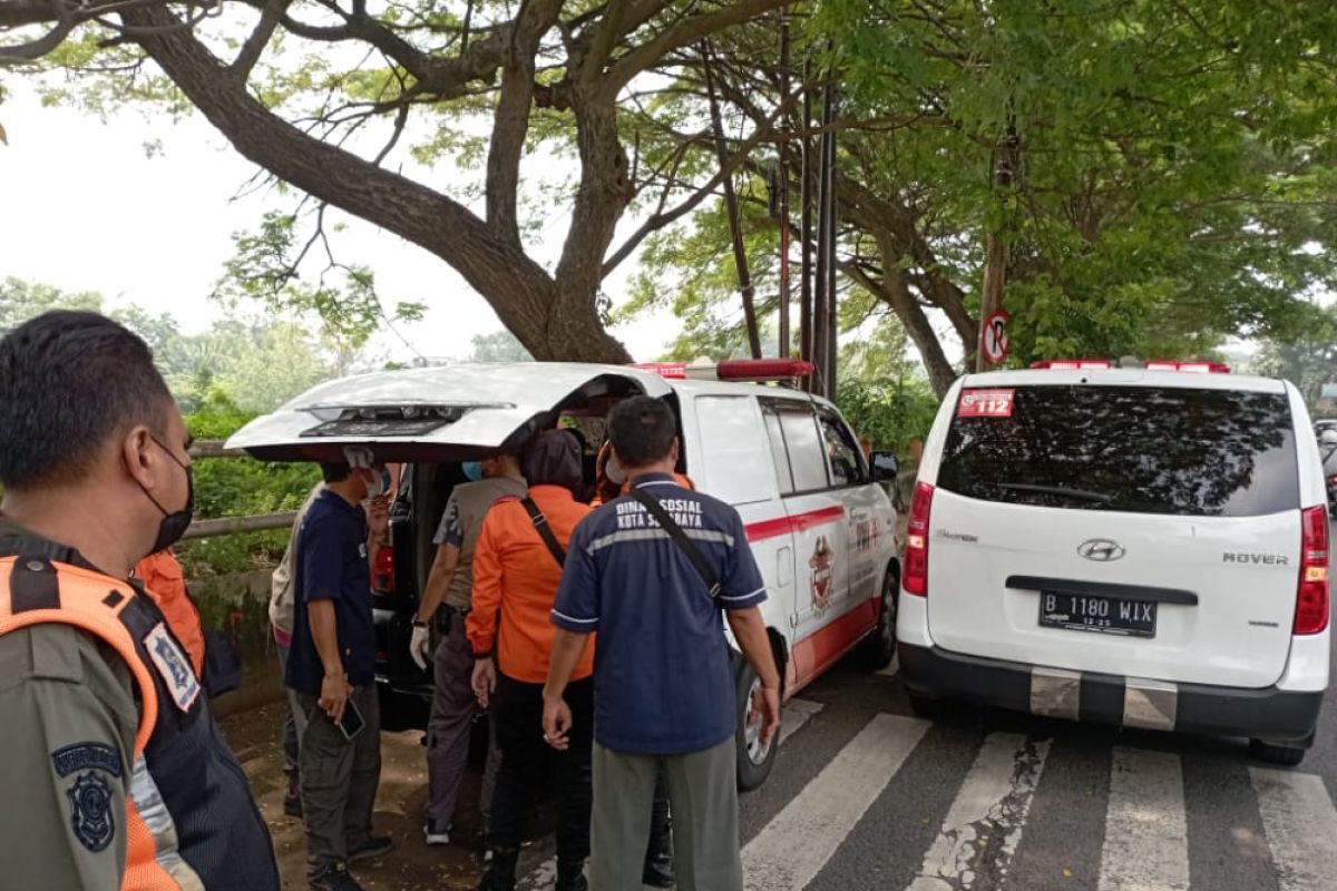 Pemkot Surabaya kirim ambulans bawa jenazah korban kecelakaan bus di Tol Sumo