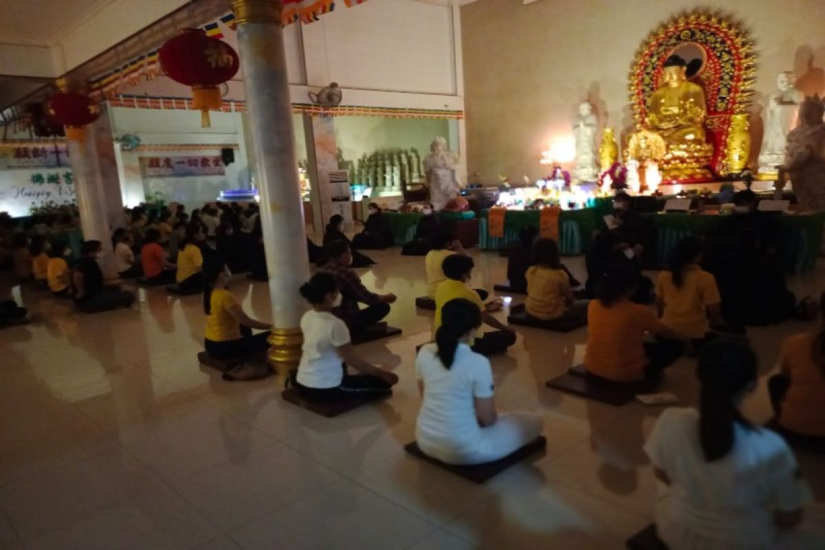 Waisak, umat Budha sembahyang di vihara Vidya Vajra Ganda