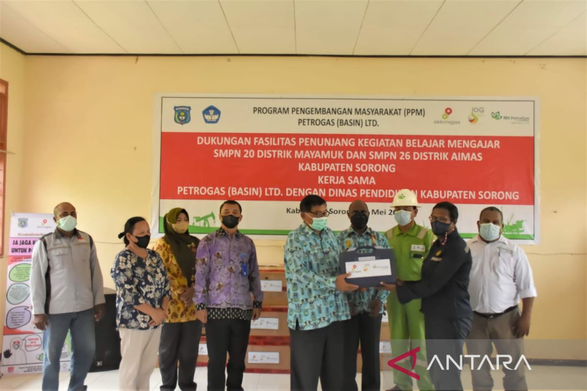 SKK Migas-Petrogas bantu peralatan laboratorium sekolah di Sorong