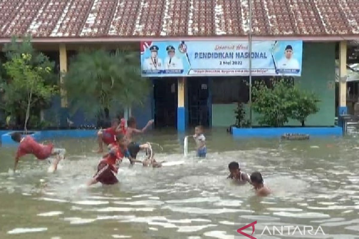 SD Negeri di Pantai Labu terendam banjir, siswa terancam batal ikuti UAS