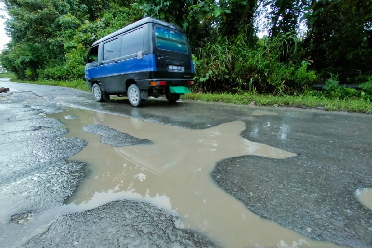 Jalan trans Papua Barat Sorong-Klamono rusak