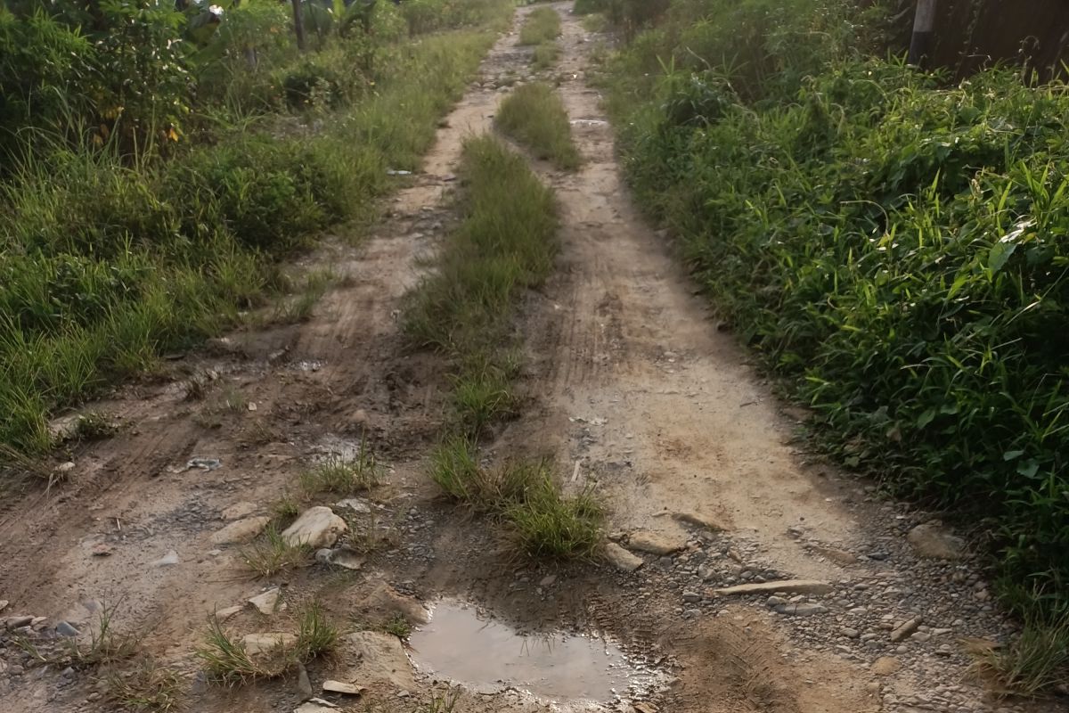 Warga OKU keluhkan jalan rusak