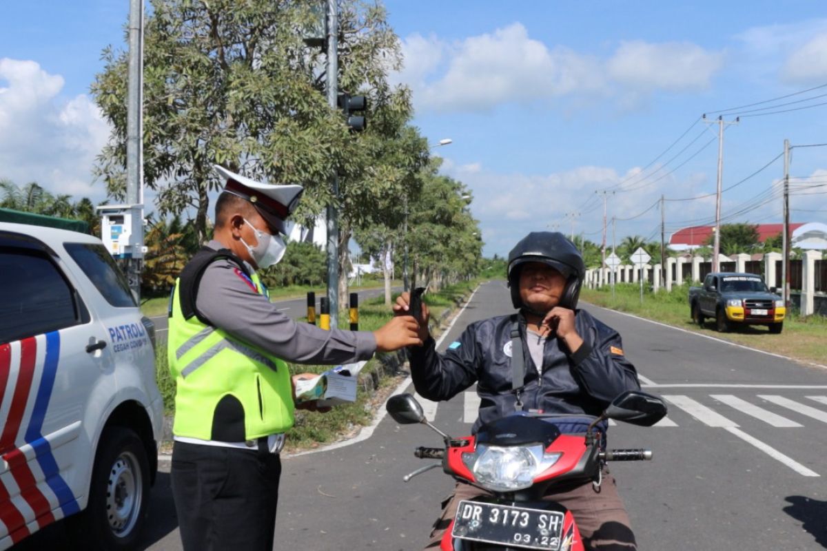 Polres Lombok Tengah mengedepankan edukasi berlalu lintas saat razia