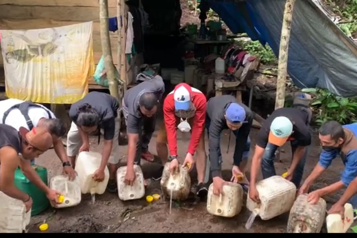 Polda Malut musnahkan ratusan liter miras Cap Tikus di Halmahera Barat