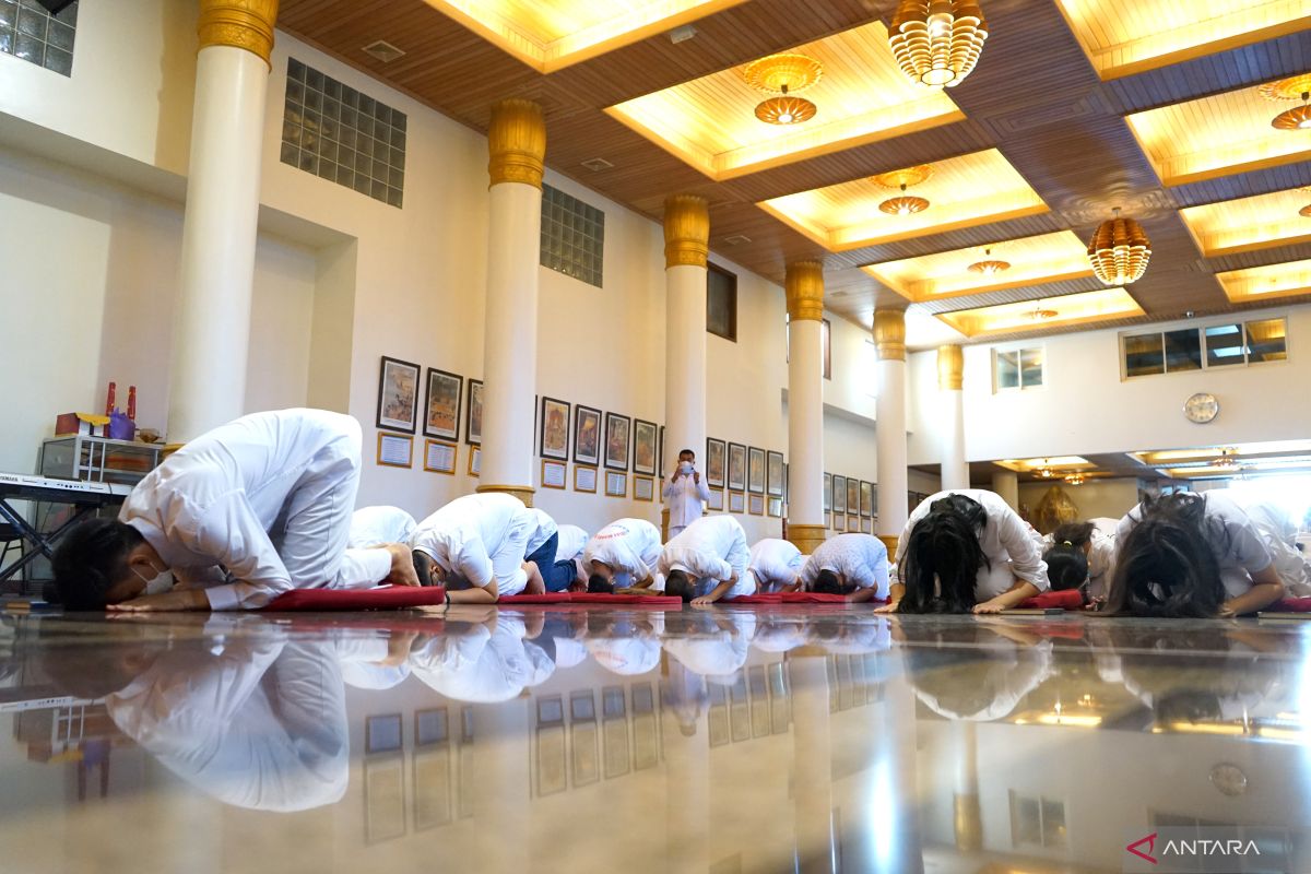 Umat Budha di Gorontalo ibadah Puja Bhakti peringati Waisak