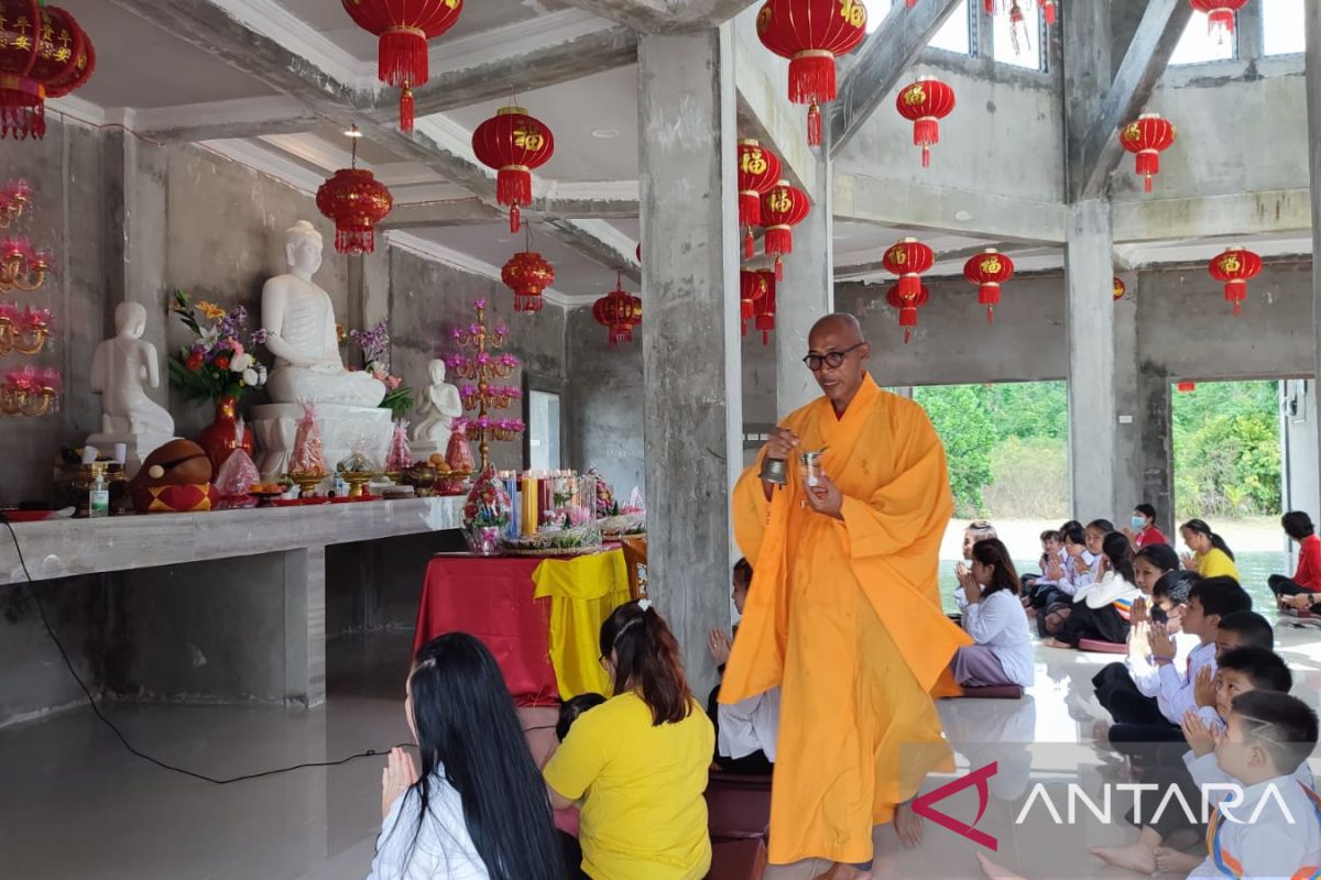 Umat Buddha di Belitung rayakan Waisak dengan protokol kesehatan