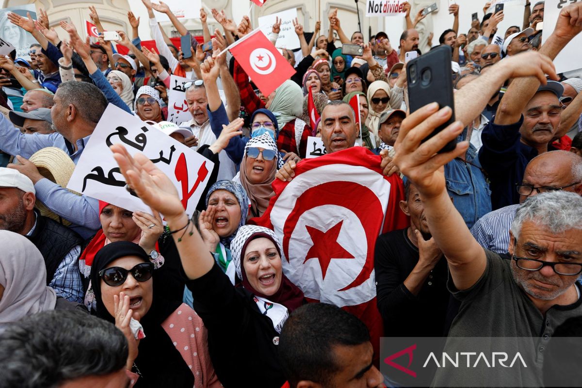 Warga Tunisia berunjuk rasa protes harga pangan melambung tinggi