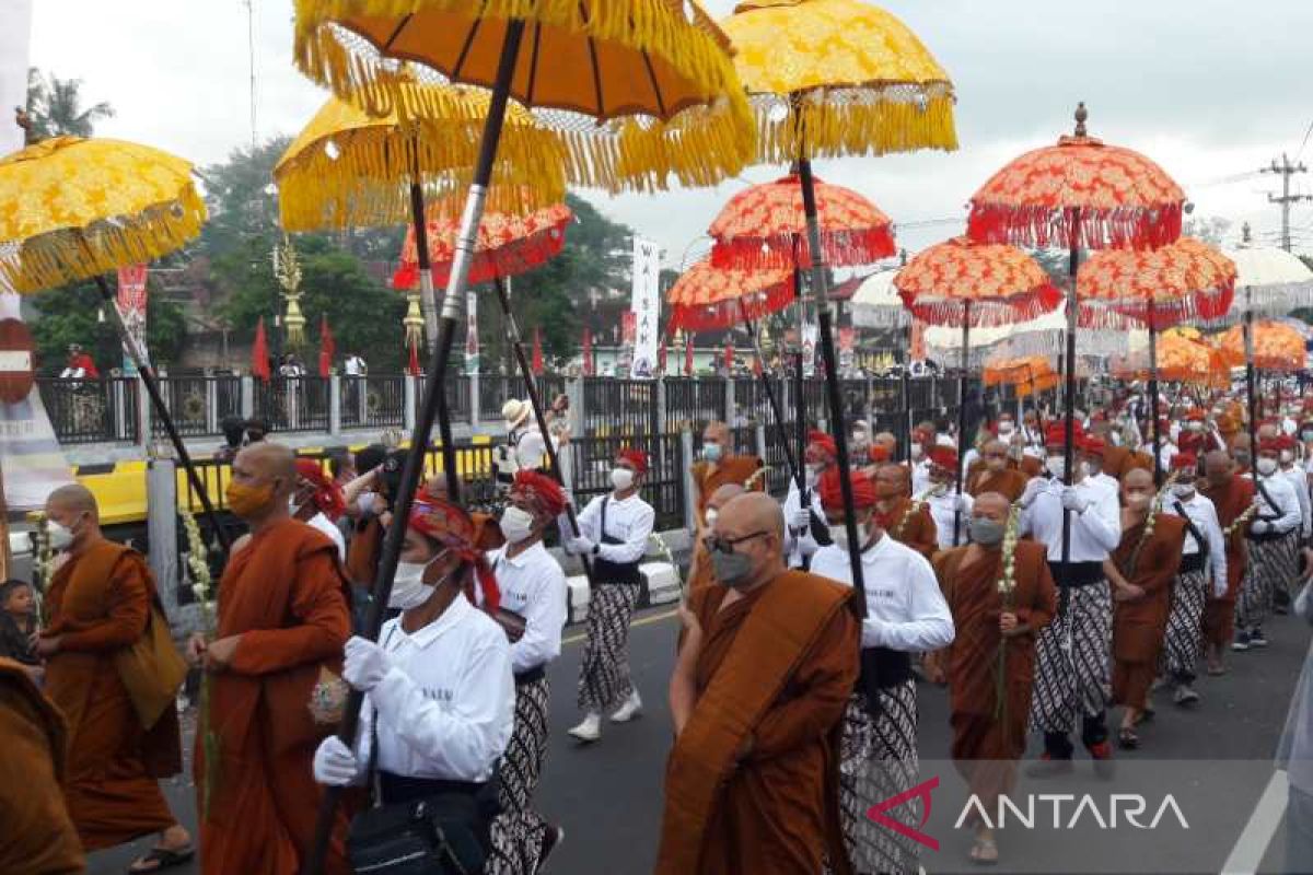 Ribuan penganut Buddha ikut arak-arakan dari Candi Mendut ke Borobudur