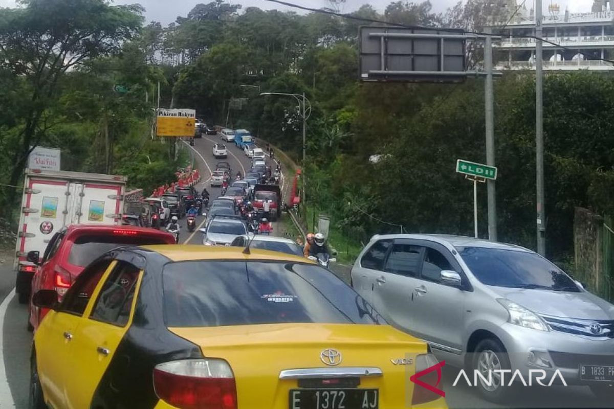 Pengendara terjebak antrean di jalur Puncak-Cianjur