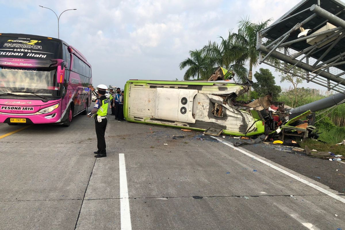 Bus terguling di tol, 13 tewas dan 12 luka-luka