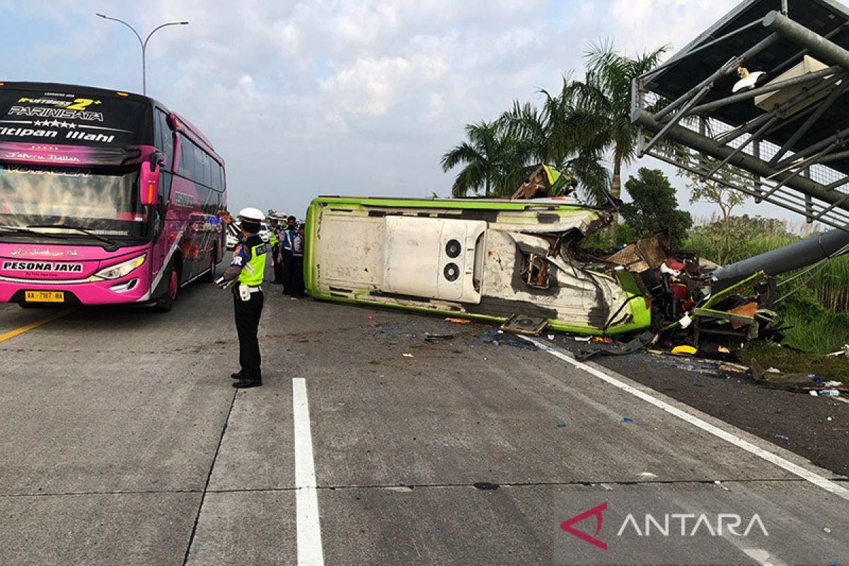 Korban kecelakaan bus di Tol Surabaya dibawa ke beberapa rumah sakit
