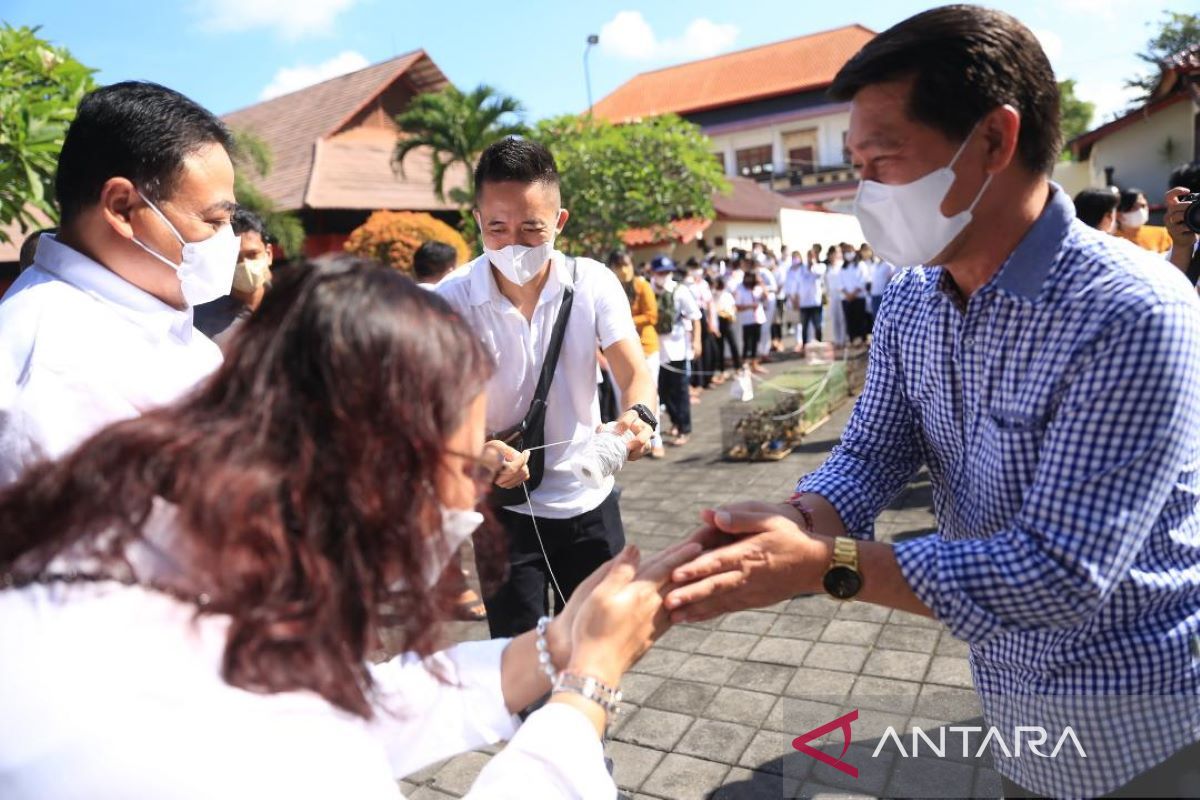 Bupati Klungkung lepasliarkan ratusan perkutut-kutilang di Hari Waisak