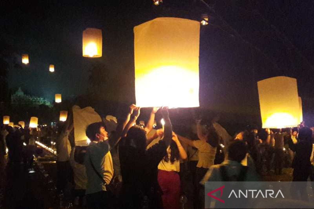 2.000 lampion diterbangkan pada perayaan Waisak di Candi Borobudur