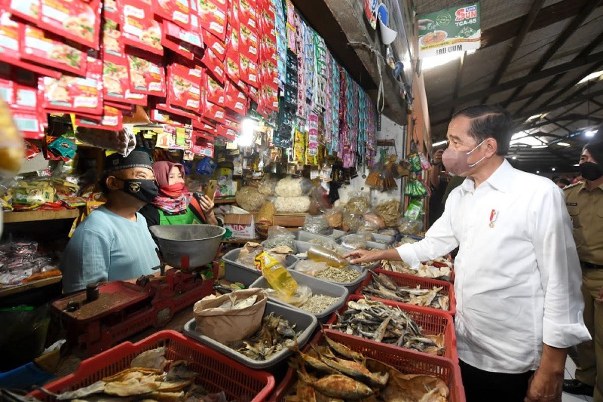 Presiden  Jokowi datangi dua pasar di Bogor untuk cek harga minyak goreng