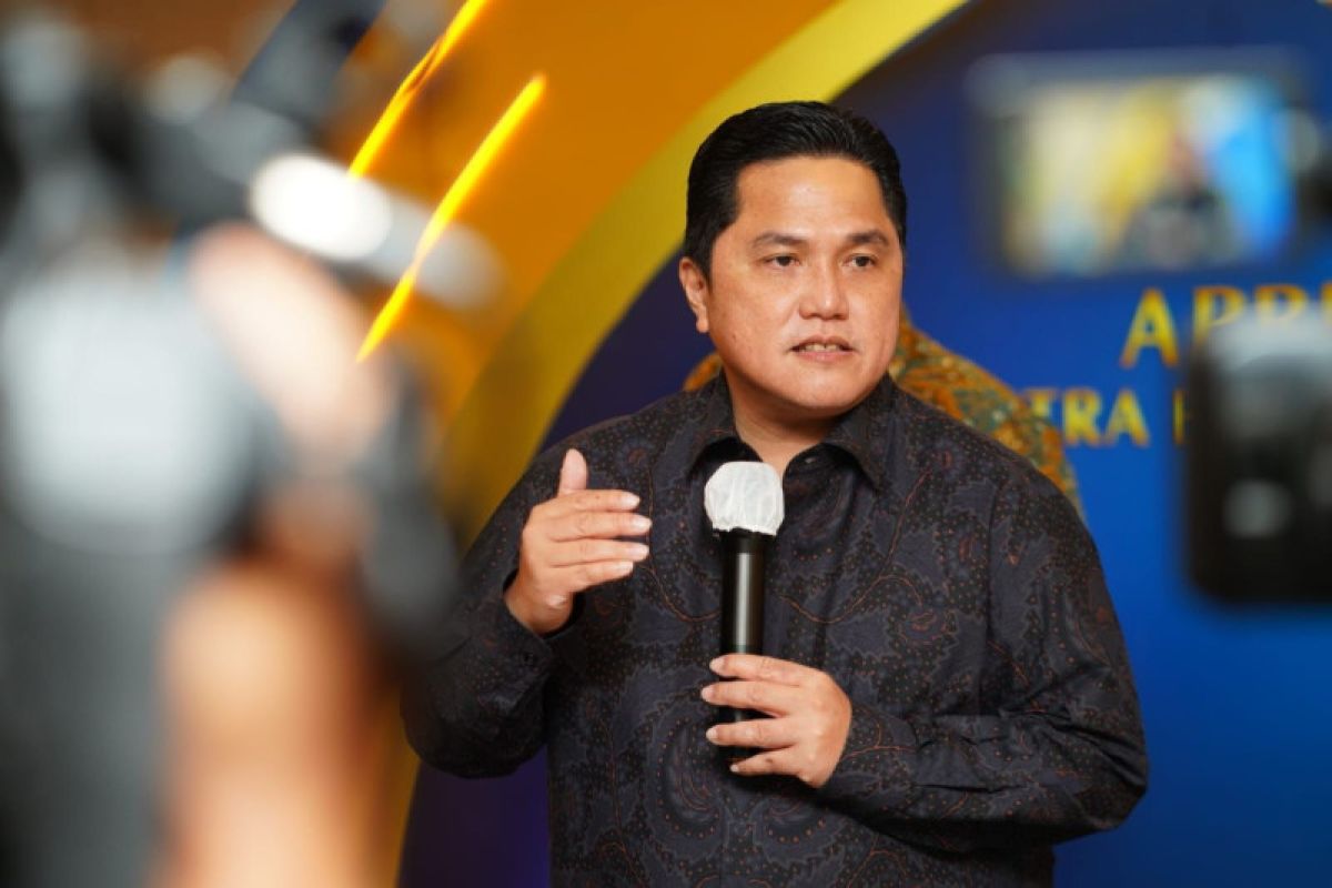 PLN Raih Penghargaan Mitra BUMN Champion 2022 dari Erick Thohir