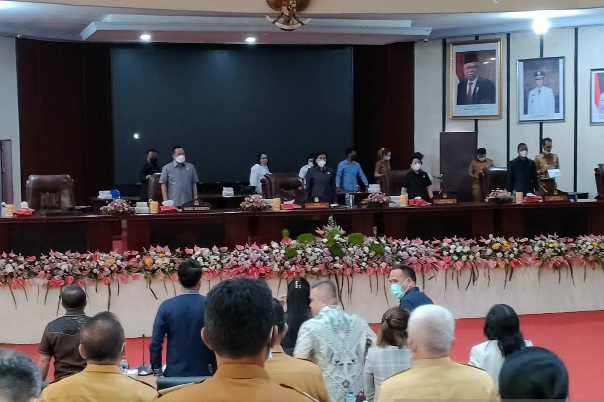 DPRD Manado dengarkan pengantar Ranperda pengelolaan keuangan daerah dalam paripurna