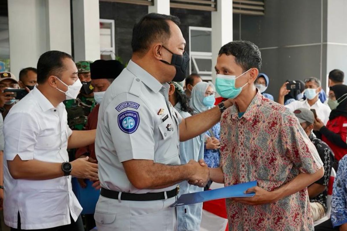 Jasa Raharja Serahkan Santunan Korban Meninggal Dunia Kecelakaan Bus Tol Mojokerto