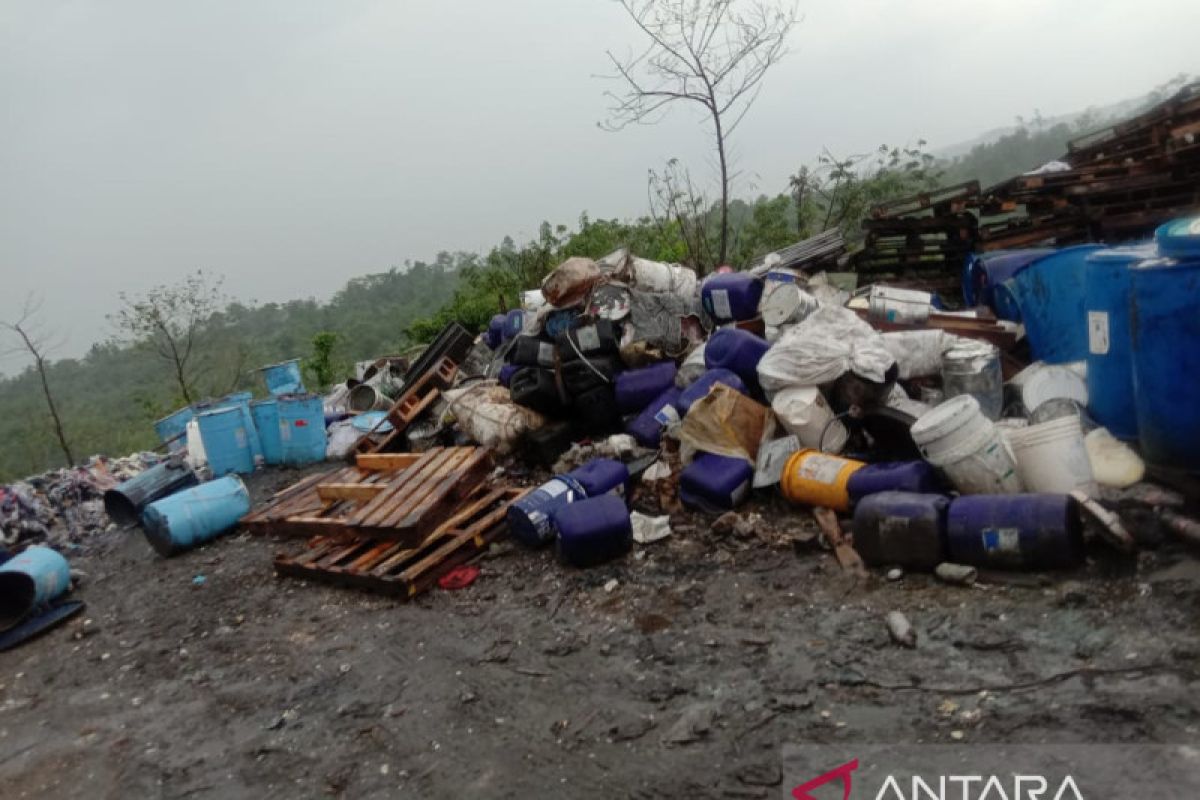 Kawasan perhutanan sosial di Karawang menjadi tempat buang limbah B3