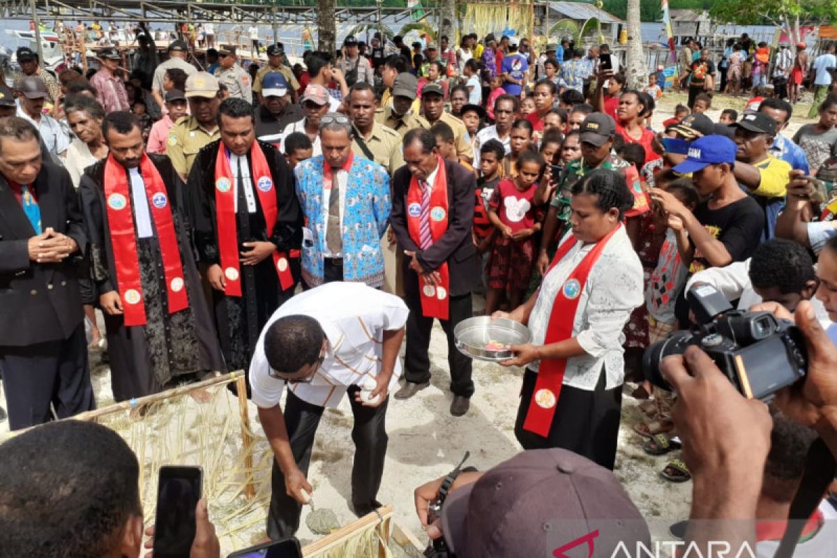 Babinsa 1708-05 amankan kunjungan bupati Biak Numfor