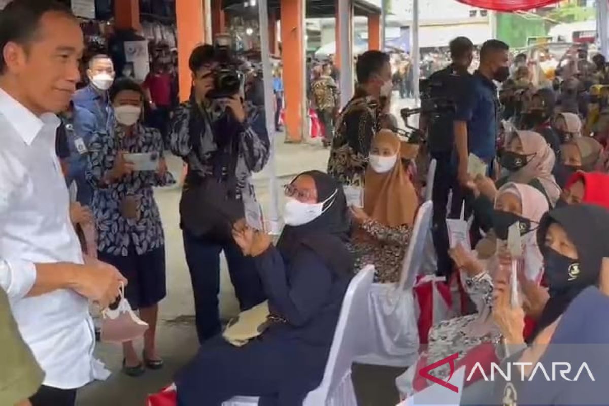 Jokowi bagikan 300 bantuan bagi warga penerima PKH dan PKL di Bogor