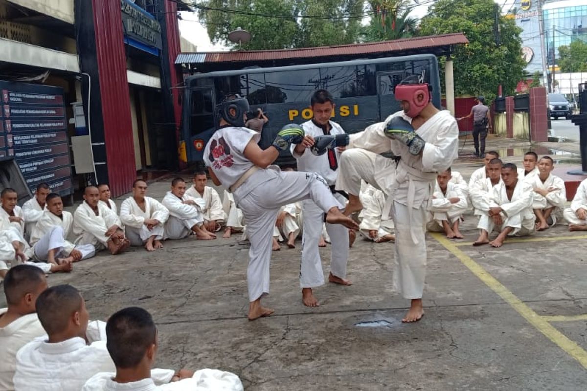 Personel Ditsamapta Polda Kalbar latihan beladiri Tarung Derajat tingkatkan kemampuan