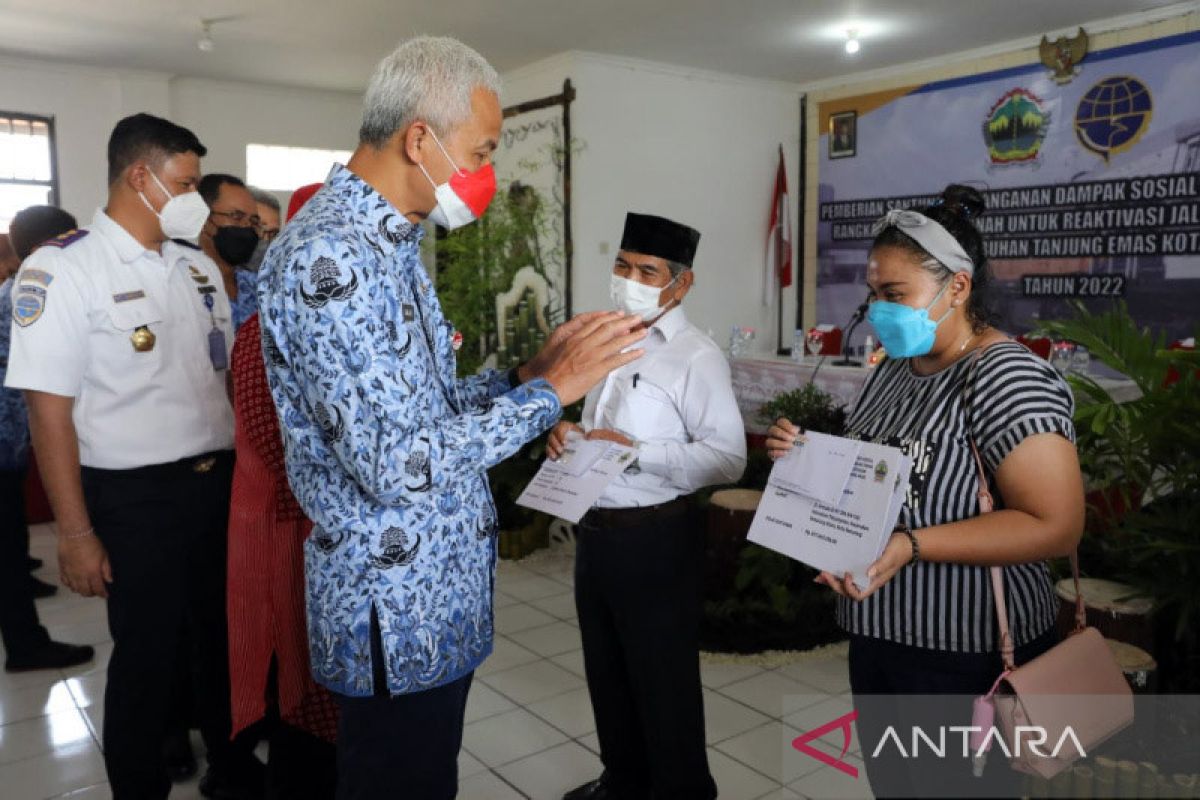 Ganjar serahkan santunan warga terdampak reaktivasi rel Tawang-Tj Emas