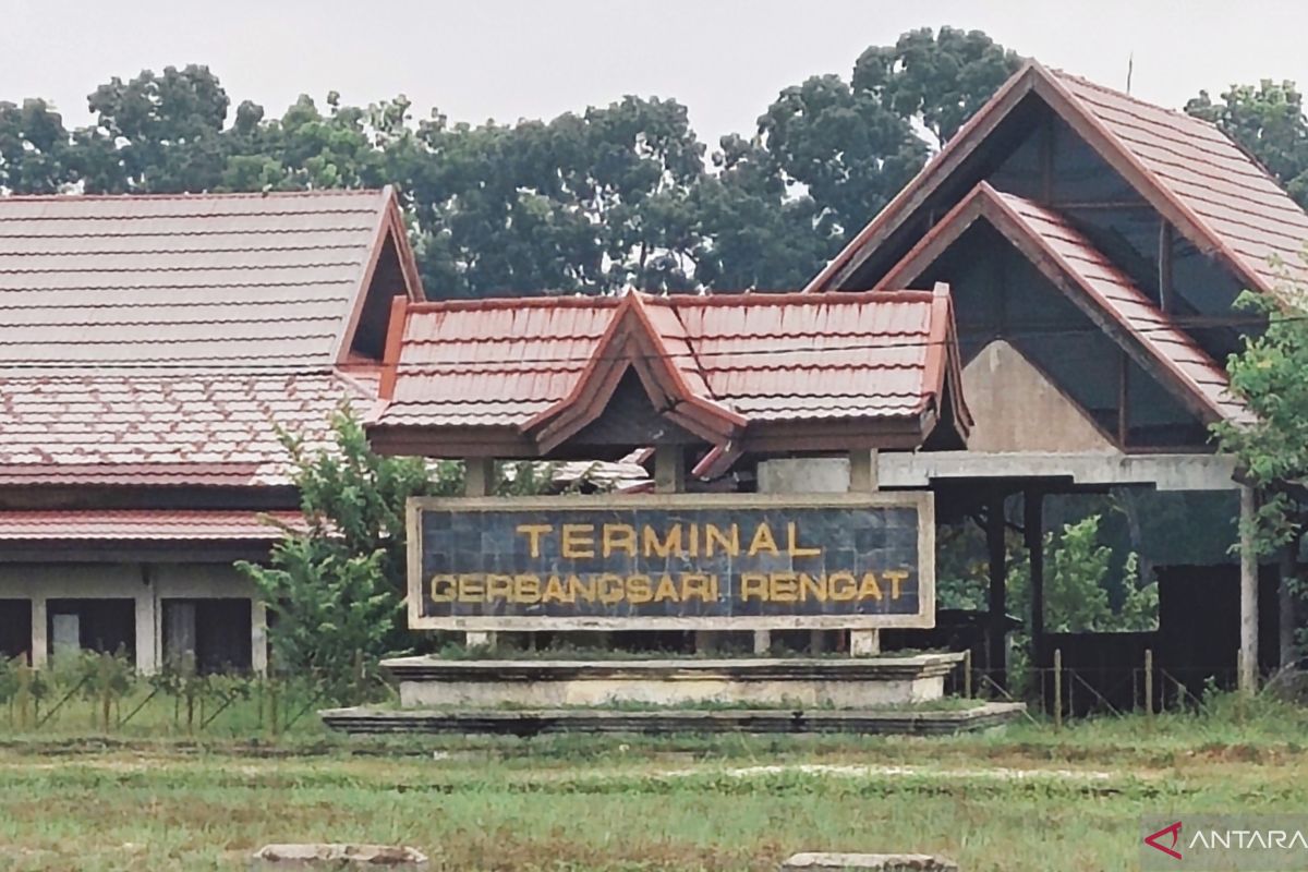 Terminal Gerbang Sari Inhu semakin rusak, rumput liar kian subur