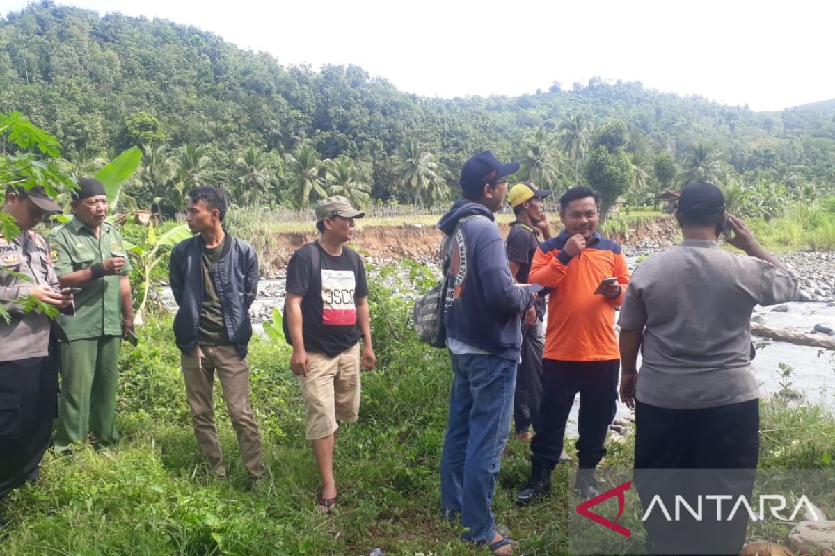Tim SAR cari pemancing hilang terbawa arus Sungai Cimaja Sukabumi