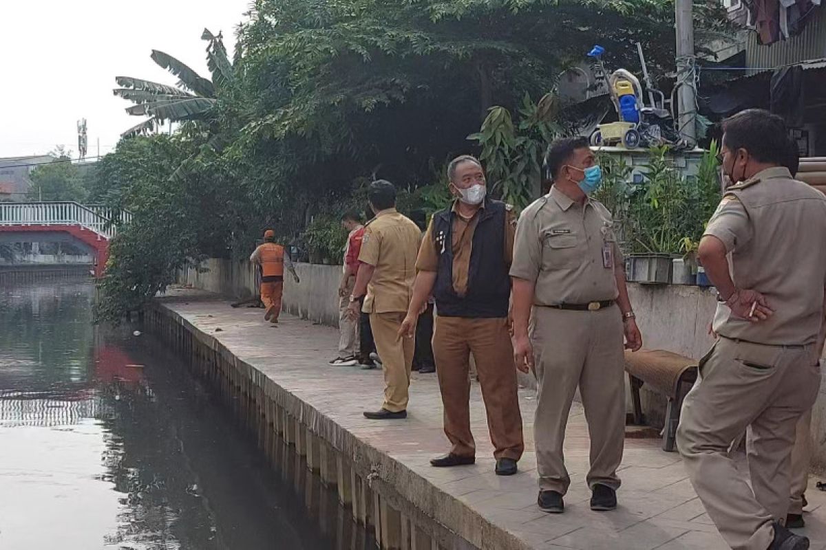 Waspada rob, Camat Pademangan siagakan warga di Ancol