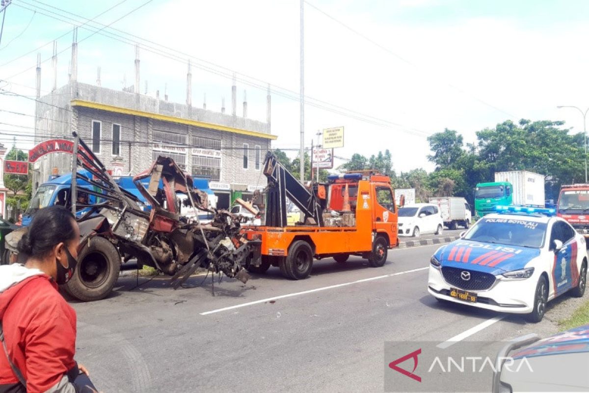 Truk trailer lawan truk boks ayah dan anak meninggal di Boyolali