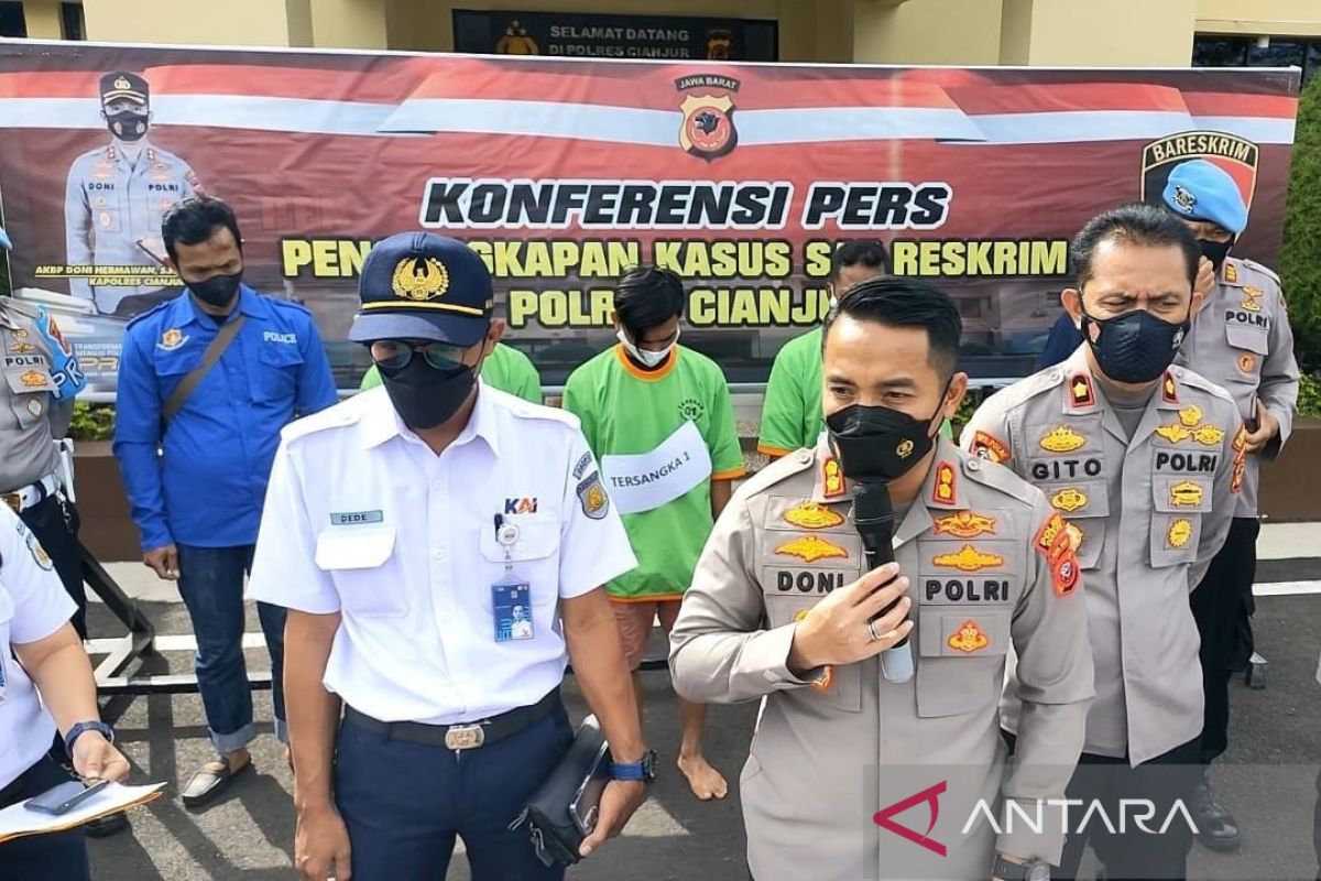 Polisi ringkus tiga pelaku pencurian besi rel kereta api di Cianjur