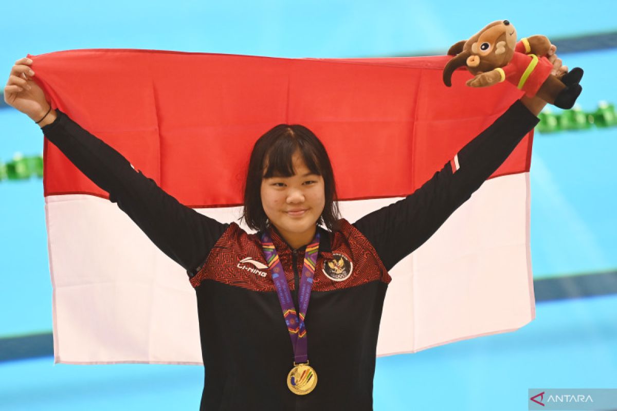 Flairene Candrea pembawa bendera Indonesia pada defile SEA Games 2023