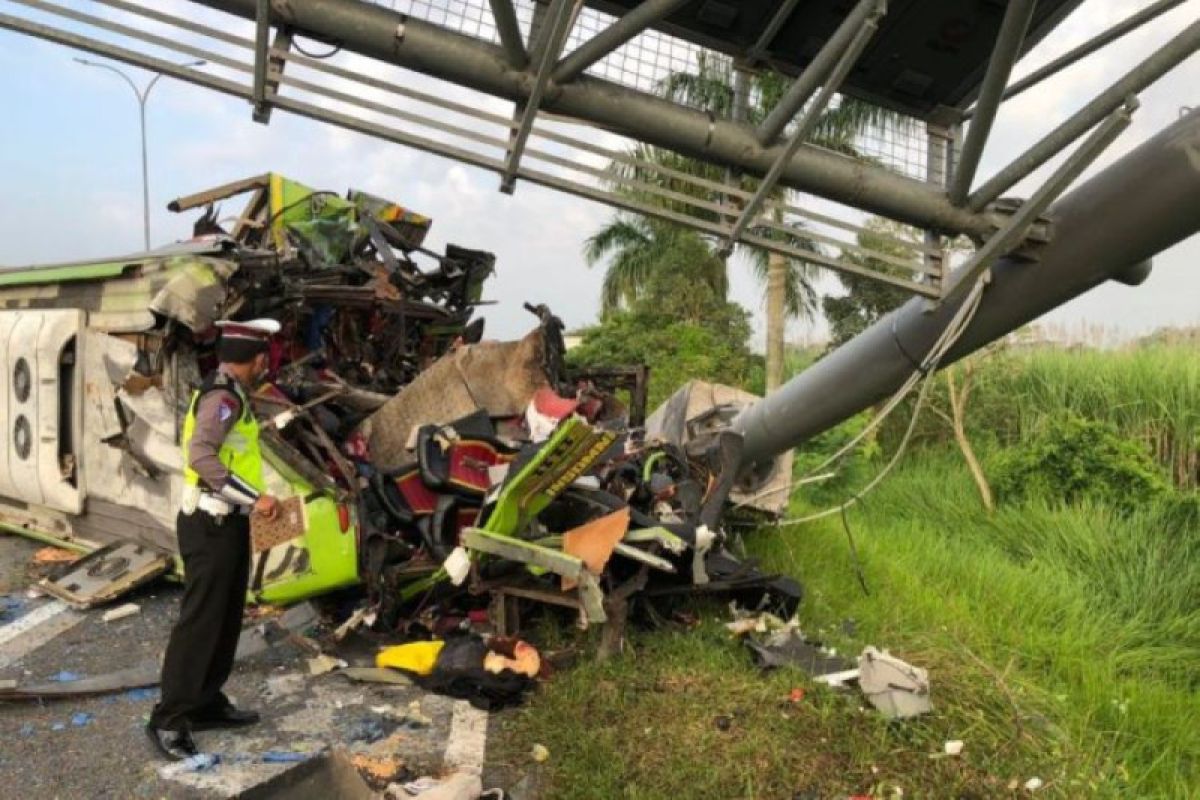 Polisi periksa 6 saksi kecelakaan bus di Tol "Sumo"