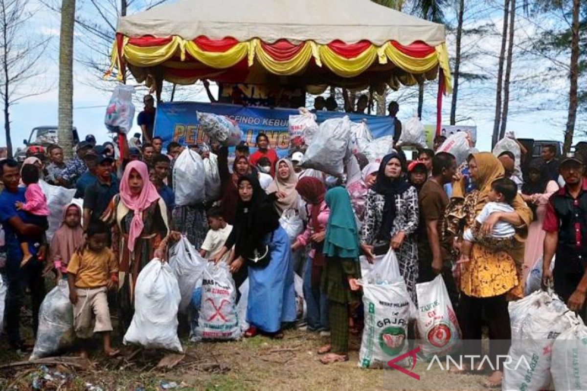 Aksi bersih-bersih di pantai, karyawan PT Socfindo kumpulkan tiga ton sampah