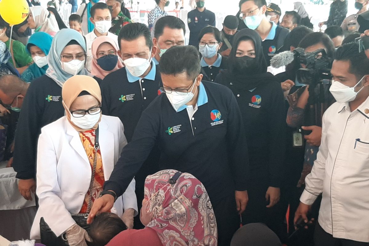 Minister launches national immunization month in Riau Islands