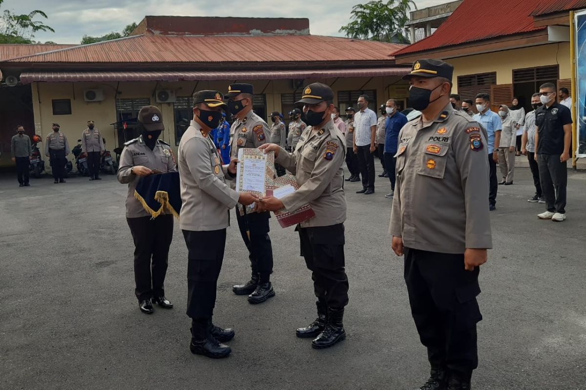 Kapolres Sibolga beri penghargaan pos pam terbaik