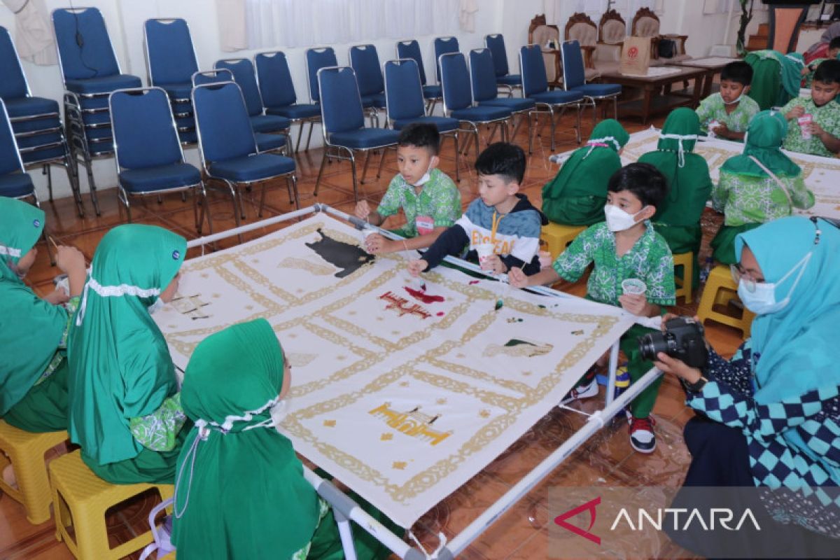 SD Al-Azhar Pekanbaru belajar membatik ke Dekranasda Siak