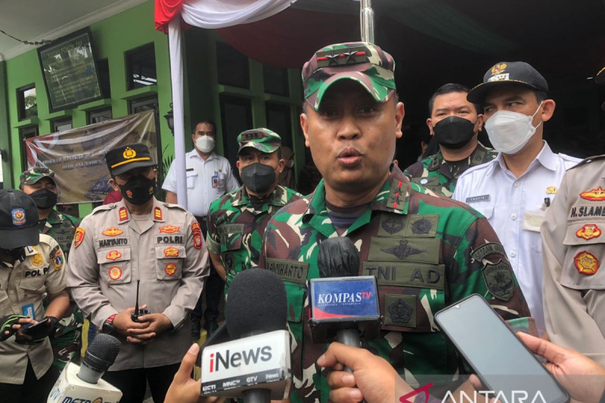 Ratusan warga Jakbar dapat bantuan pangan dari Kodam Jaya