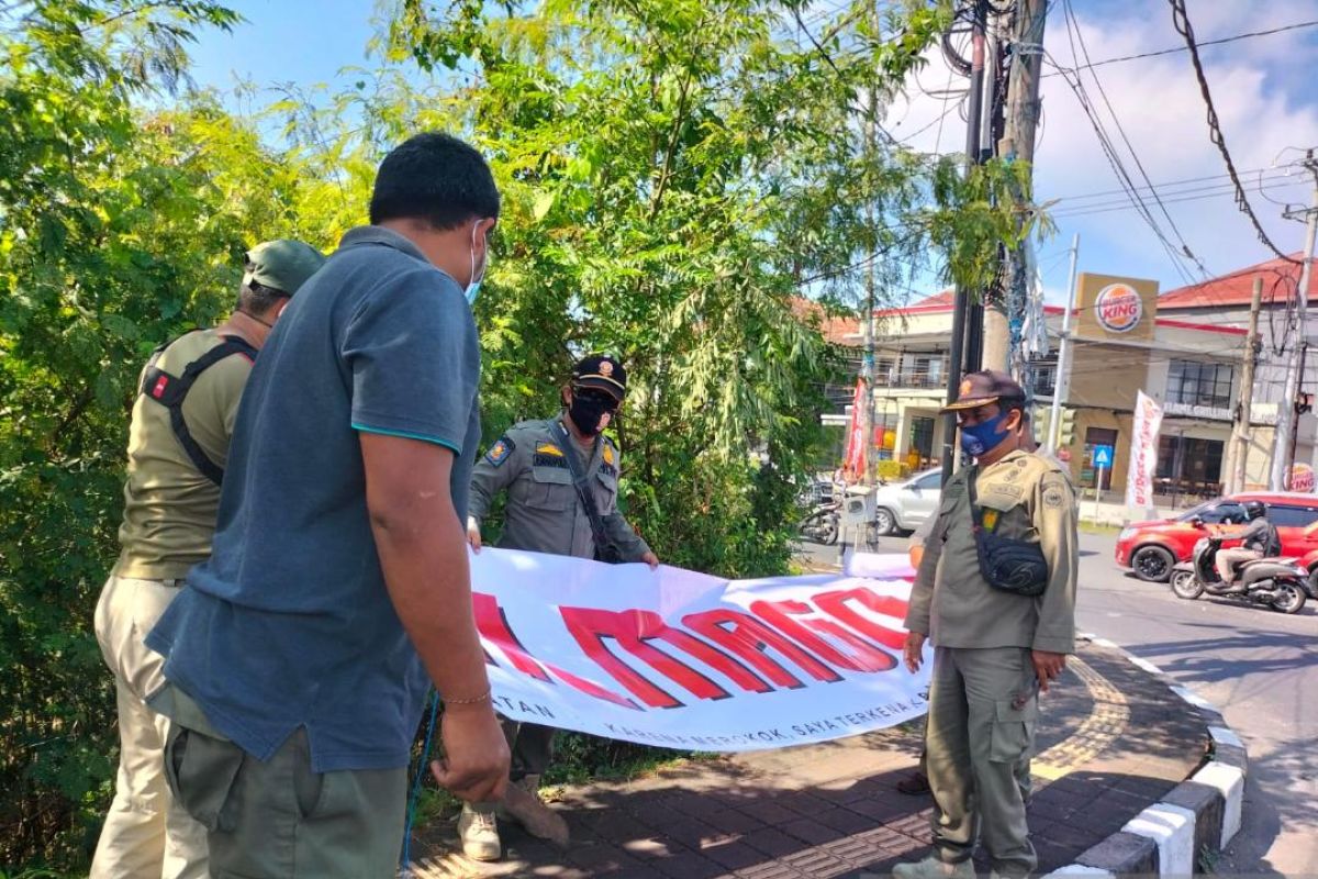 Satpol PP Denpasar tertibkan spanduk kedaluwarsa