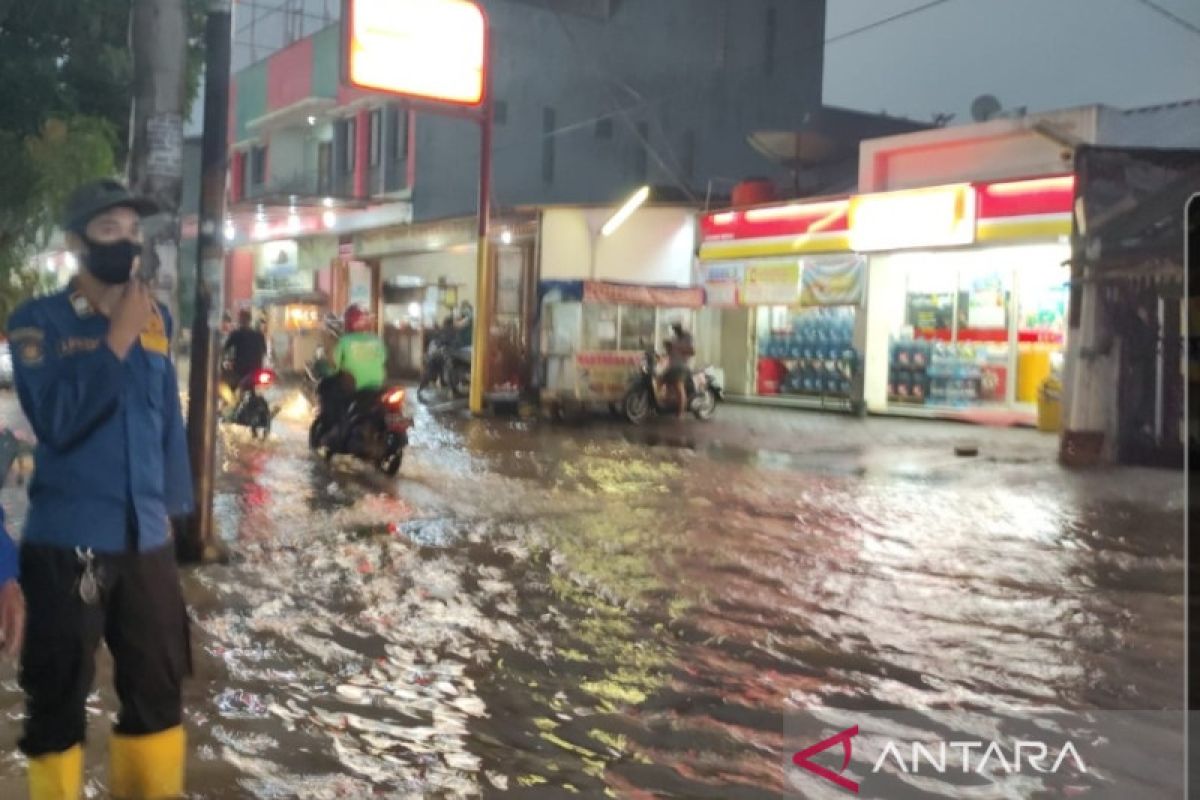 Sejumlah permukiman dan jalan di Tangerang tergenang banjir