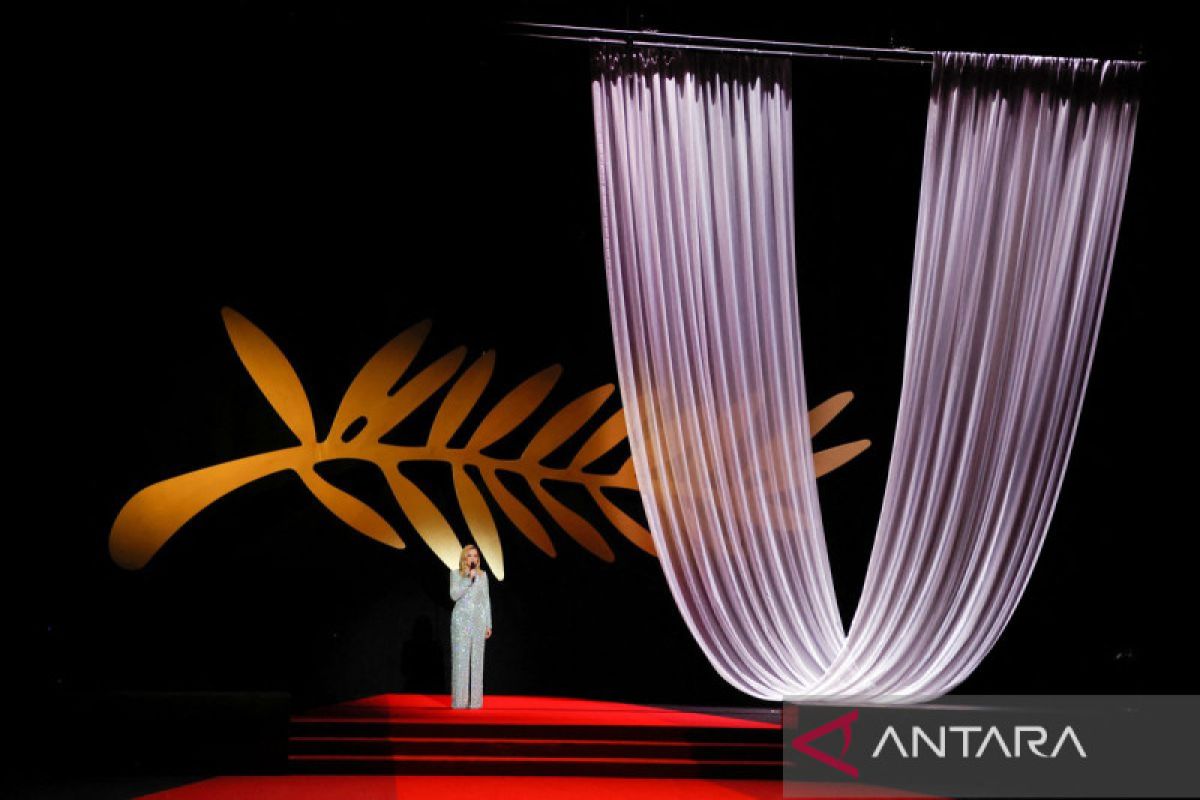 Festival Film Cannes dibuka dengan karpet merah serta pidato Zelenskyy